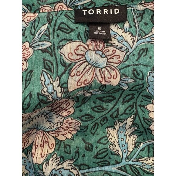Torrid +6 Semi-Sheer Green Floral Button Down V-Neck 3/4 Blouson Sleeve Blouse - Picture 6 of 6